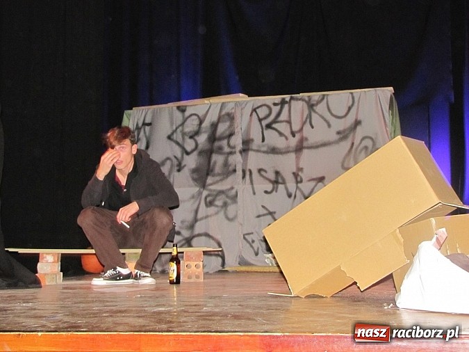 Zdjęcie w galerii na portalu naszraciborz.pl: Chrzczony towar, tanie wino i bezrobocie na scenie MDK wiadomości z regionu