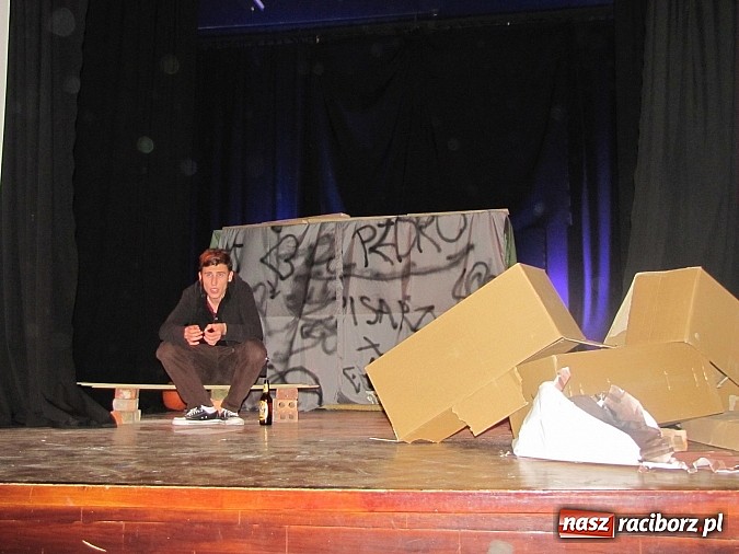 Zdjęcie w galerii na portalu naszraciborz.pl: Chrzczony towar, tanie wino i bezrobocie na scenie MDK wiadomości z regionu