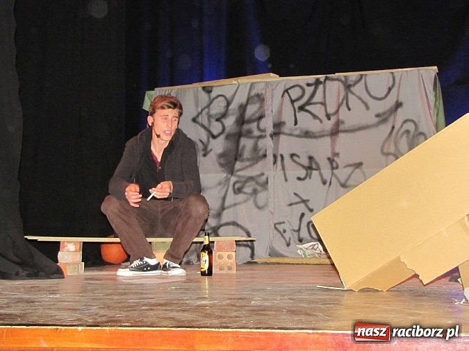 Zdjęcie w galerii na portalu naszraciborz.pl: Chrzczony towar, tanie wino i bezrobocie na scenie MDK wiadomości z regionu