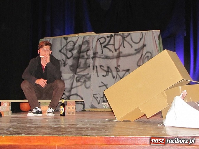 Zdjęcie w galerii na portalu naszraciborz.pl: Chrzczony towar, tanie wino i bezrobocie na scenie MDK wiadomości z regionu