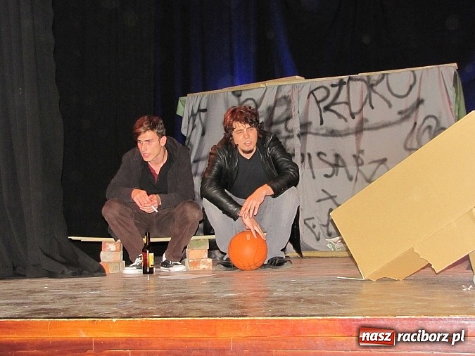 Zdjęcie w galerii na portalu naszraciborz.pl: Chrzczony towar, tanie wino i bezrobocie na scenie MDK wiadomości z regionu