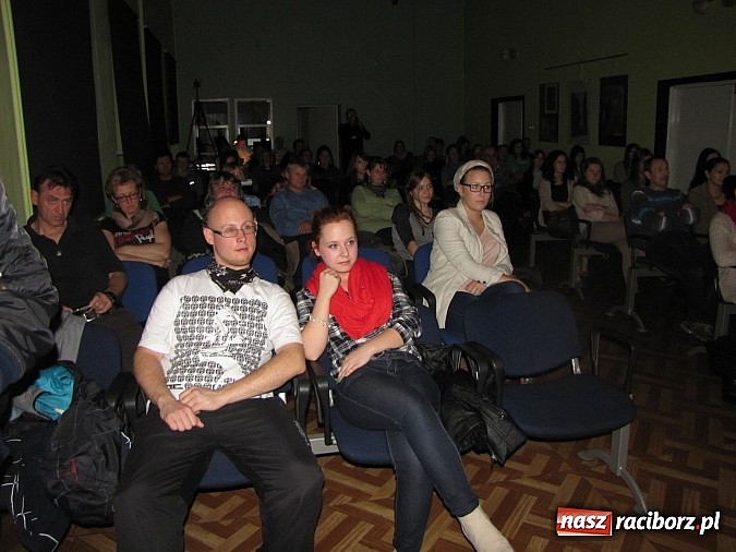 Zdjęcie w galerii na portalu naszraciborz.pl: Chrzczony towar, tanie wino i bezrobocie na scenie MDK wiadomości z regionu