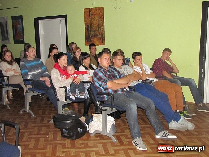 Zdjęcie w galerii na portalu naszraciborz.pl: Chrzczony towar, tanie wino i bezrobocie na scenie MDK wiadomości z regionu