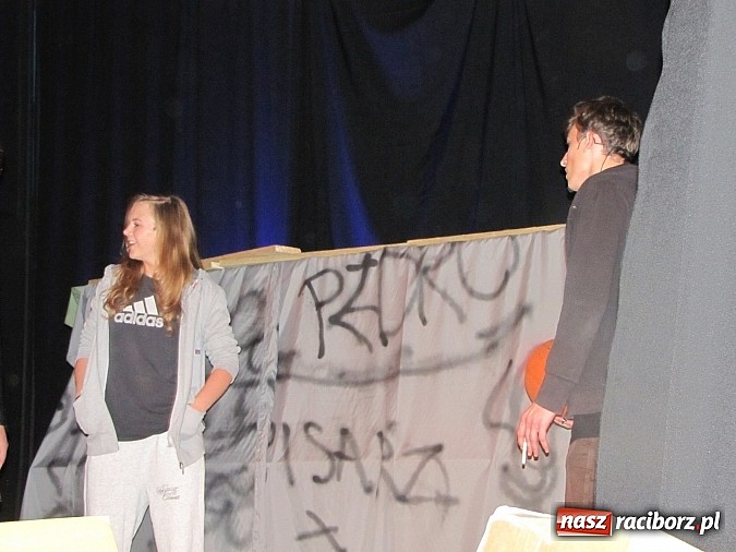 Zdjęcie w galerii na portalu naszraciborz.pl: Chrzczony towar, tanie wino i bezrobocie na scenie MDK wiadomości z regionu