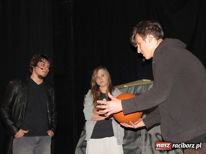 Zdjęcie w galerii na portalu naszraciborz.pl: Chrzczony towar, tanie wino i bezrobocie na scenie MDK wiadomości z regionu