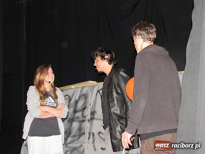 Zdjęcie w galerii na portalu naszraciborz.pl: Chrzczony towar, tanie wino i bezrobocie na scenie MDK wiadomości z regionu