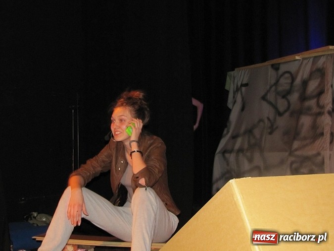 Zdjęcie w galerii na portalu naszraciborz.pl: Chrzczony towar, tanie wino i bezrobocie na scenie MDK wiadomości z regionu