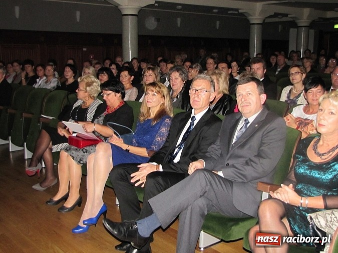 Zdjęcie w galerii na portalu naszraciborz.pl: Prezydent uhonorował nauczycieli i pracowników oświaty wiadomości z regionu