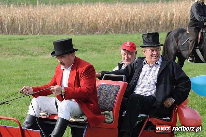 Zdjęcie w galerii na portalu naszraciborz.pl: Na Ostrogu odbył się dziś Hubertus. Lisa złapał Rafał Wochnik wiadomości z regionu