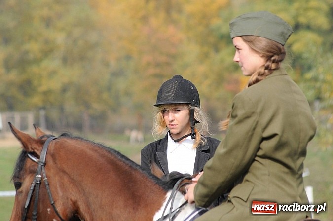 Zdjęcie w galerii na portalu naszraciborz.pl: Na Ostrogu odbył się dziś Hubertus. Lisa złapał Rafał Wochnik wiadomości z regionu