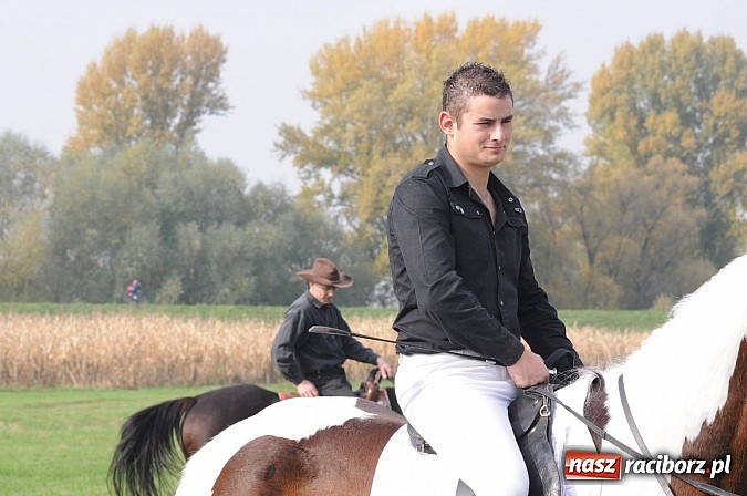 Zdjęcie w galerii na portalu naszraciborz.pl: Na Ostrogu odbył się dziś Hubertus. Lisa złapał Rafał Wochnik wiadomości z regionu