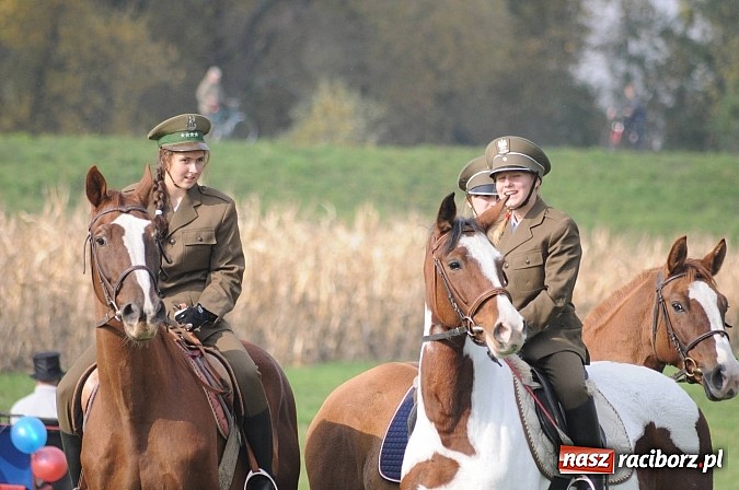 Zdjęcie w galerii na portalu naszraciborz.pl: Na Ostrogu odbył się dziś Hubertus. Lisa złapał Rafał Wochnik wiadomości z regionu