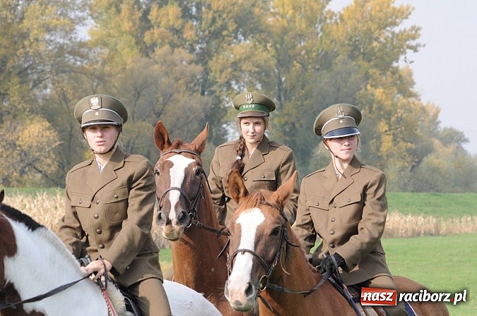 Zdjęcie w galerii na portalu naszraciborz.pl: Na Ostrogu odbył się dziś Hubertus. Lisa złapał Rafał Wochnik wiadomości z regionu