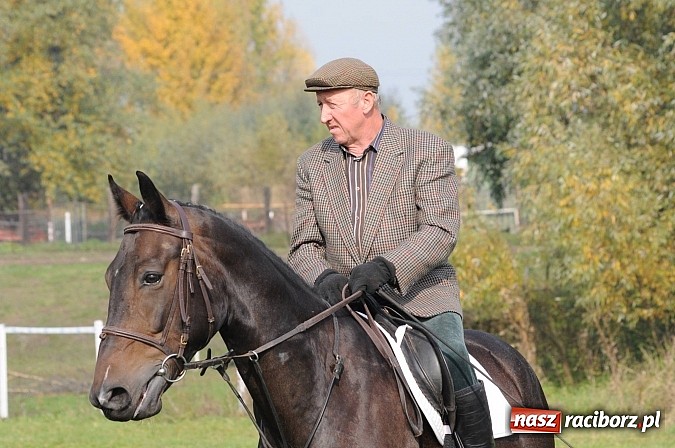 Zdjęcie w galerii na portalu naszraciborz.pl: Na Ostrogu odbył się dziś Hubertus. Lisa złapał Rafał Wochnik wiadomości z regionu