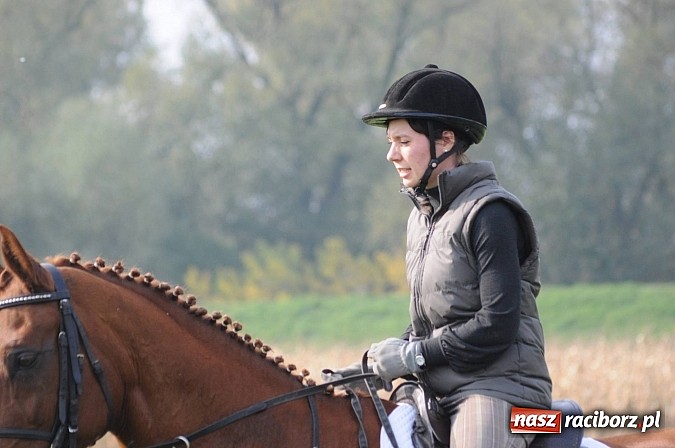 Zdjęcie w galerii na portalu naszraciborz.pl: Na Ostrogu odbył się dziś Hubertus. Lisa złapał Rafał Wochnik wiadomości z regionu