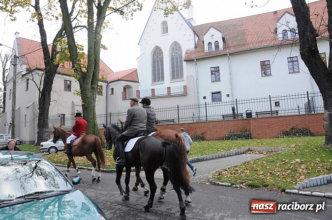 Zdjęcie w galerii na portalu naszraciborz.pl: Na Ostrogu odbył się dziś Hubertus. Lisa złapał Rafał Wochnik wiadomości z regionu