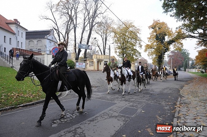 Zdjęcie w galerii na portalu naszraciborz.pl: Na Ostrogu odbył się dziś Hubertus. Lisa złapał Rafał Wochnik wiadomości z regionu