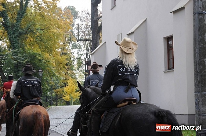 Zdjęcie w galerii na portalu naszraciborz.pl: Na Ostrogu odbył się dziś Hubertus. Lisa złapał Rafał Wochnik wiadomości z regionu