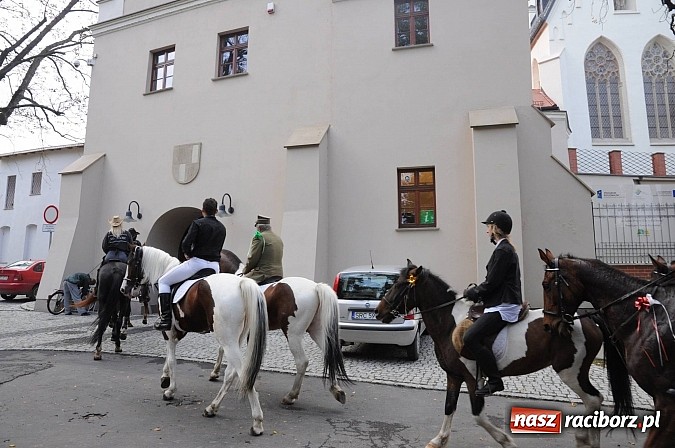 Zdjęcie w galerii na portalu naszraciborz.pl: Na Ostrogu odbył się dziś Hubertus. Lisa złapał Rafał Wochnik wiadomości z regionu
