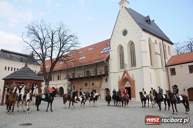 Zdjęcie w galerii na portalu naszraciborz.pl: Na Ostrogu odbył się dziś Hubertus. Lisa złapał Rafał Wochnik wiadomości z regionu