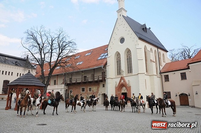 Zdjęcie w galerii na portalu naszraciborz.pl: Na Ostrogu odbył się dziś Hubertus. Lisa złapał Rafał Wochnik wiadomości z regionu