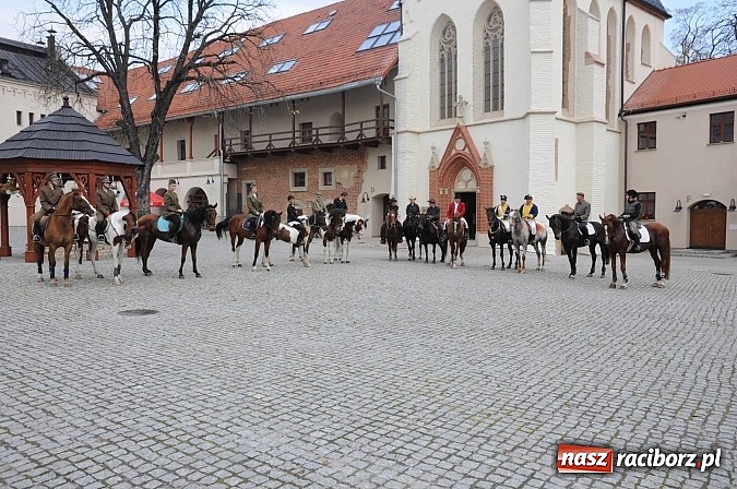 Zdjęcie w galerii na portalu naszraciborz.pl: Na Ostrogu odbył się dziś Hubertus. Lisa złapał Rafał Wochnik wiadomości z regionu