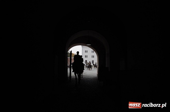 Zdjęcie w galerii na portalu naszraciborz.pl: Na Ostrogu odbył się dziś Hubertus. Lisa złapał Rafał Wochnik wiadomości z regionu