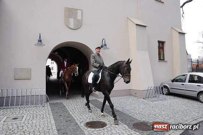 Zdjęcie w galerii na portalu naszraciborz.pl: Na Ostrogu odbył się dziś Hubertus. Lisa złapał Rafał Wochnik wiadomości z regionu
