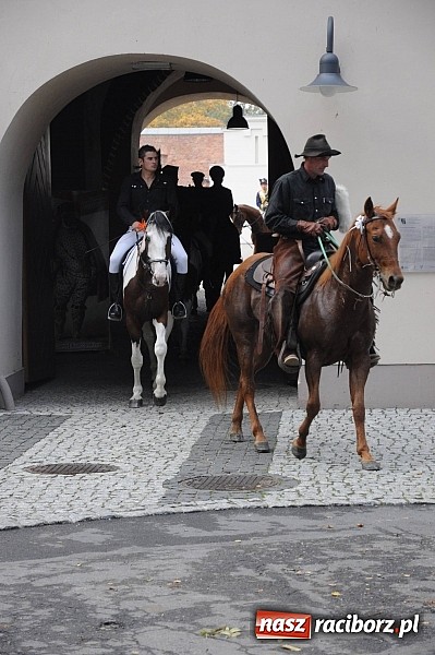 Zdjęcie w galerii na portalu naszraciborz.pl: Na Ostrogu odbył się dziś Hubertus. Lisa złapał Rafał Wochnik wiadomości z regionu