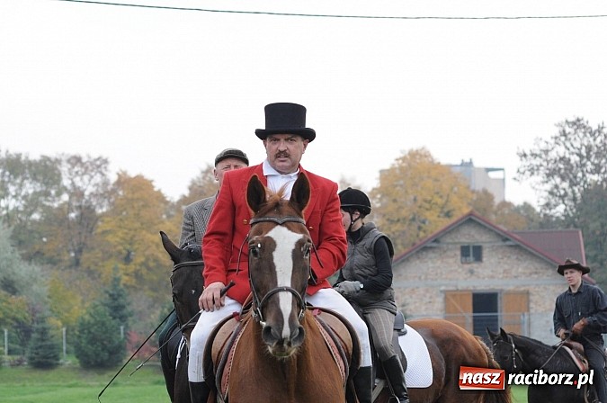 Zdjęcie w galerii na portalu naszraciborz.pl: Na Ostrogu odbył się dziś Hubertus. Lisa złapał Rafał Wochnik wiadomości z regionu