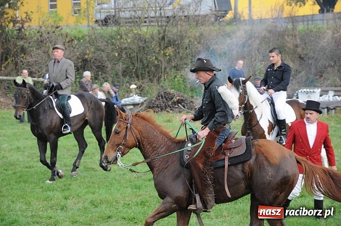 Zdjęcie w galerii na portalu naszraciborz.pl: Na Ostrogu odbył się dziś Hubertus. Lisa złapał Rafał Wochnik wiadomości z regionu