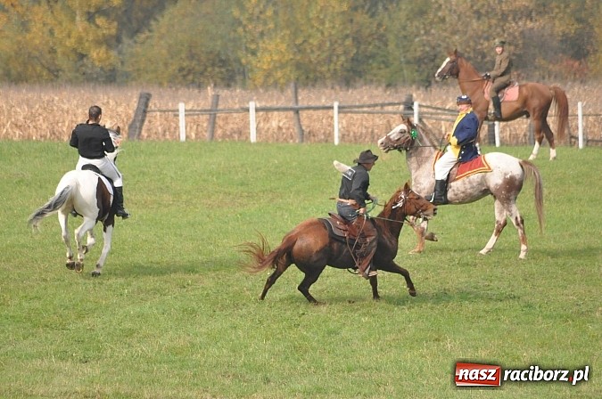 Zdjęcie w galerii na portalu naszraciborz.pl: Na Ostrogu odbył się dziś Hubertus. Lisa złapał Rafał Wochnik wiadomości z regionu