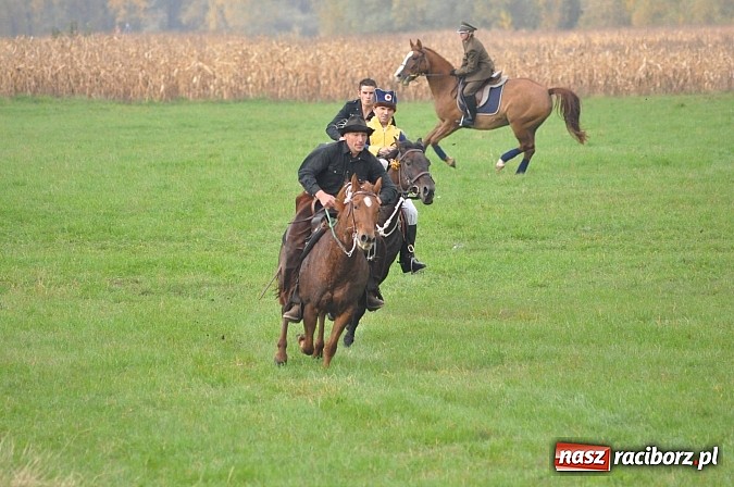Zdjęcie w galerii na portalu naszraciborz.pl: Na Ostrogu odbył się dziś Hubertus. Lisa złapał Rafał Wochnik wiadomości z regionu