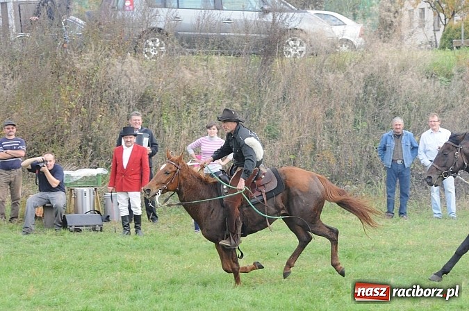Zdjęcie w galerii na portalu naszraciborz.pl: Na Ostrogu odbył się dziś Hubertus. Lisa złapał Rafał Wochnik wiadomości z regionu