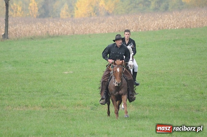 Zdjęcie w galerii na portalu naszraciborz.pl: Na Ostrogu odbył się dziś Hubertus. Lisa złapał Rafał Wochnik wiadomości z regionu