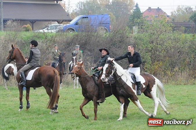 Zdjęcie w galerii na portalu naszraciborz.pl: Na Ostrogu odbył się dziś Hubertus. Lisa złapał Rafał Wochnik wiadomości z regionu