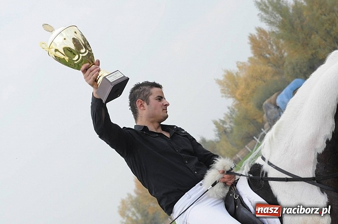 Zdjęcie w galerii na portalu naszraciborz.pl: Na Ostrogu odbył się dziś Hubertus. Lisa złapał Rafał Wochnik wiadomości z regionu