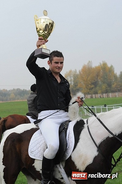 Zdjęcie w galerii na portalu naszraciborz.pl: Na Ostrogu odbył się dziś Hubertus. Lisa złapał Rafał Wochnik wiadomości z regionu