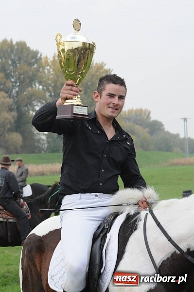 Zdjęcie w galerii na portalu naszraciborz.pl: Na Ostrogu odbył się dziś Hubertus. Lisa złapał Rafał Wochnik wiadomości z regionu