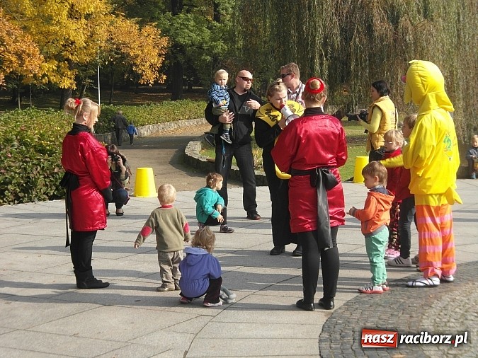 Zdjęcie w galerii na portalu naszraciborz.pl: Dalekowschodni bieg w japonkach w sercu Raciborza wiadomości z regionu