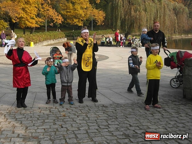 Zdjęcie w galerii na portalu naszraciborz.pl: Dalekowschodni bieg w japonkach w sercu Raciborza wiadomości z regionu