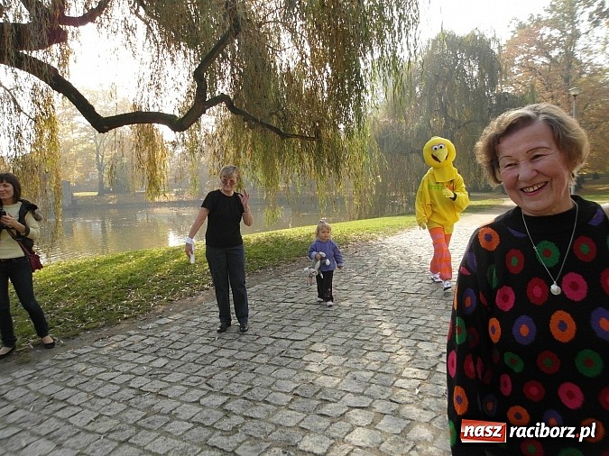 Zdjęcie w galerii na portalu naszraciborz.pl: Dalekowschodni bieg w japonkach w sercu Raciborza wiadomości z regionu