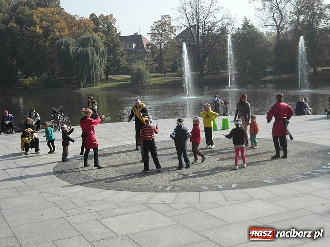 Zdjęcie w galerii na portalu naszraciborz.pl: Dalekowschodni bieg w japonkach w sercu Raciborza wiadomości z regionu