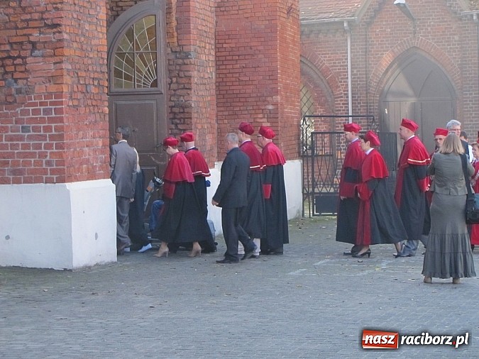 Zdjęcie w galerii na portalu naszraciborz.pl: Rektor w todze na sumie w farnym. Pierwsza taka Msza św. w historii PWSZ wiadomości z regionu
