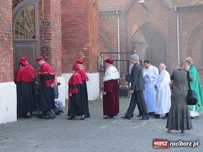 Zdjęcie w galerii na portalu naszraciborz.pl: Rektor w todze na sumie w farnym. Pierwsza taka Msza św. w historii PWSZ wiadomości z regionu