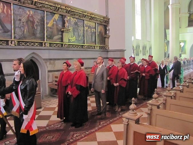 Zdjęcie w galerii na portalu naszraciborz.pl: Rektor w todze na sumie w farnym. Pierwsza taka Msza św. w historii PWSZ wiadomości z regionu
