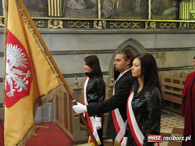 Zdjęcie w galerii na portalu naszraciborz.pl: Rektor w todze na sumie w farnym. Pierwsza taka Msza św. w historii PWSZ wiadomości z regionu