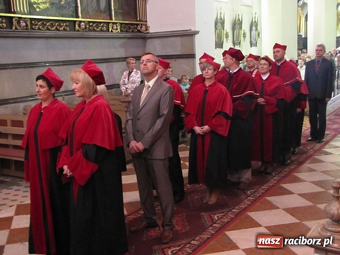 Zdjęcie w galerii na portalu naszraciborz.pl: Rektor w todze na sumie w farnym. Pierwsza taka Msza św. w historii PWSZ wiadomości z regionu
