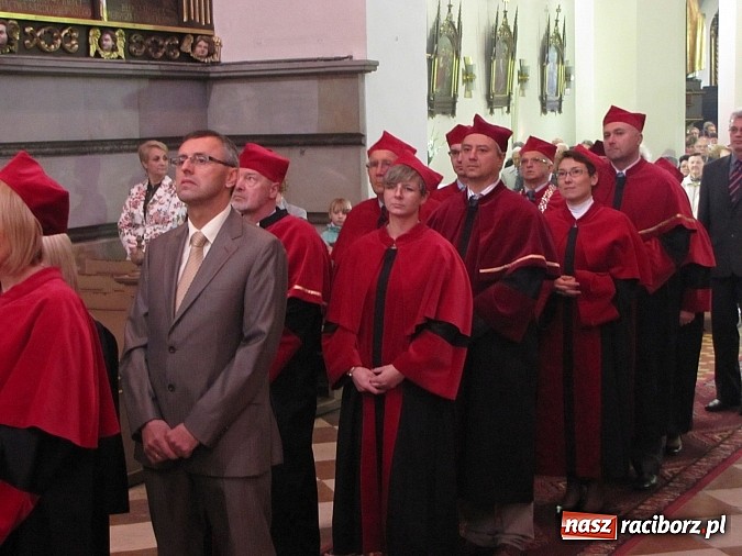 Zdjęcie w galerii na portalu naszraciborz.pl: Rektor w todze na sumie w farnym. Pierwsza taka Msza św. w historii PWSZ wiadomości z regionu