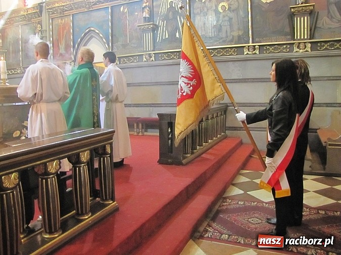 Zdjęcie w galerii na portalu naszraciborz.pl: Rektor w todze na sumie w farnym. Pierwsza taka Msza św. w historii PWSZ wiadomości z regionu